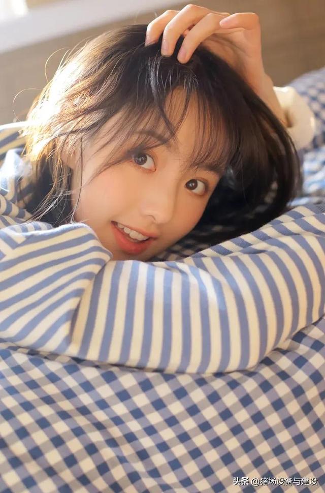 美女萝莉运动短裤美腿玉足室内个人写真