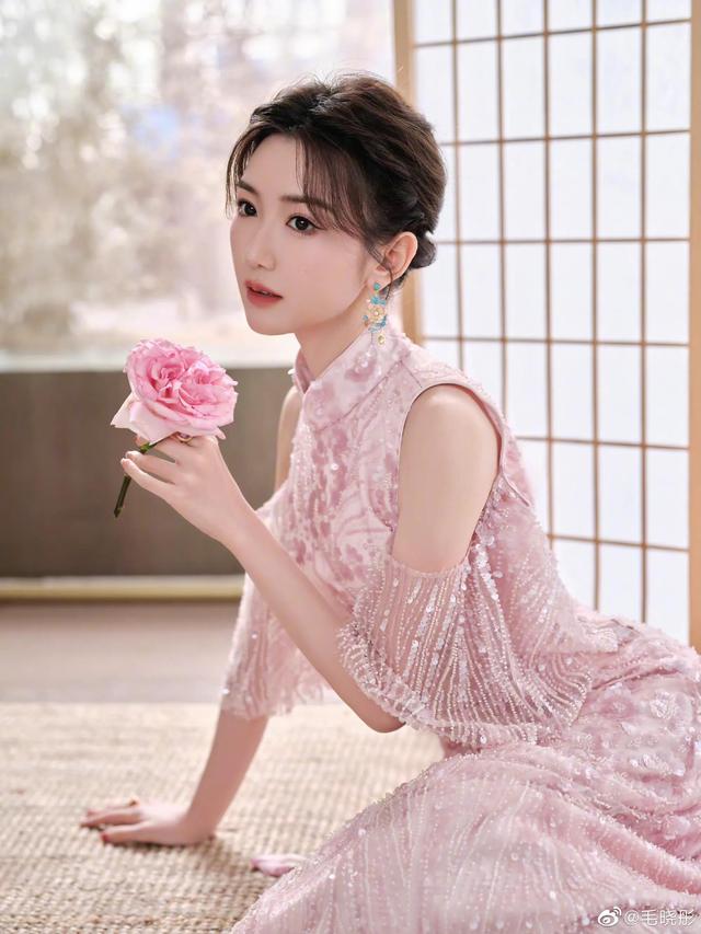 毛晓彤央视元宵晚会造型 穿粉色露背高开叉裙优雅高贵 风情妩媚