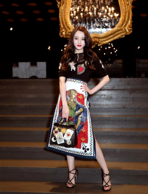 “扑克牌”的连衣裙，迪丽热巴重回颜值巅峰，网友：爱了