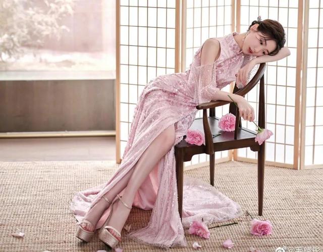 毛晓彤央视元宵晚会造型 穿粉色露背高开叉裙优雅高贵 风情妩媚