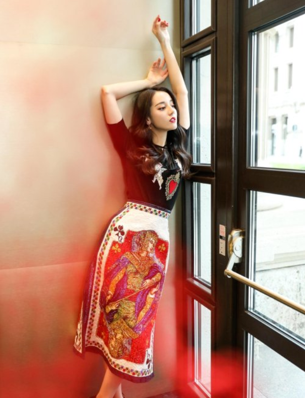 “扑克牌”的连衣裙，迪丽热巴重回颜值巅峰，网友：爱了