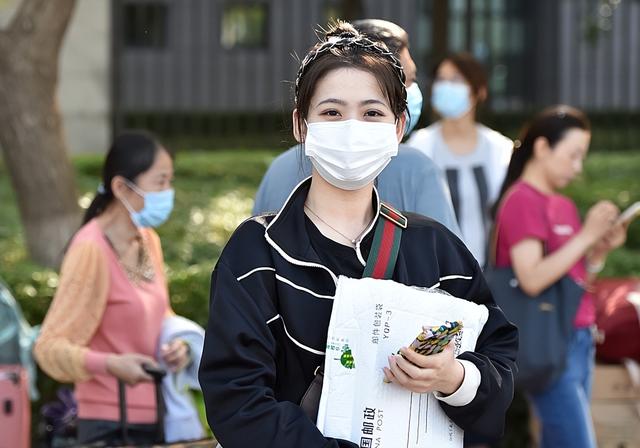 北影、中戏开学场面，堪称“视觉盛宴”，网友却纳闷：是我脸盲？