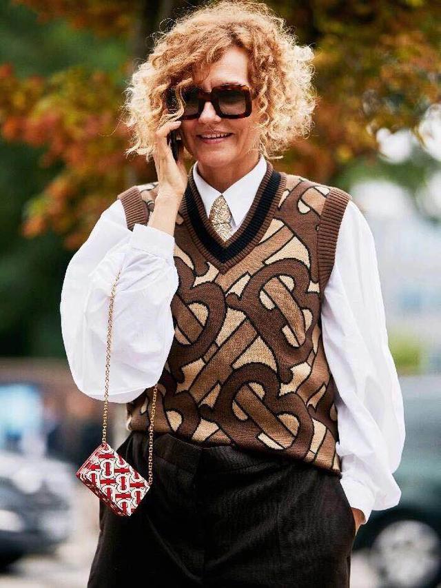 这背心神奇了，别的衣服最多不挑身材，它连性别都不挑，男女通杀