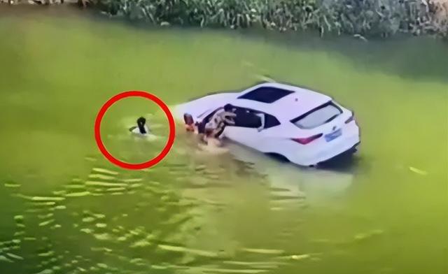 四川女孩跳江轻生，三名救人男孩全部溺亡：孩子，我宁愿你不善良