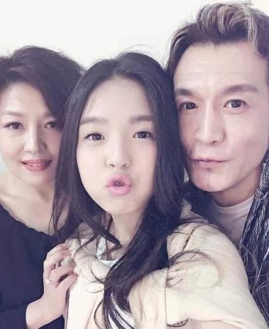 李咏18岁女儿晒性感照，深v领露脐装成熟妩媚，哈文转发力挺女儿