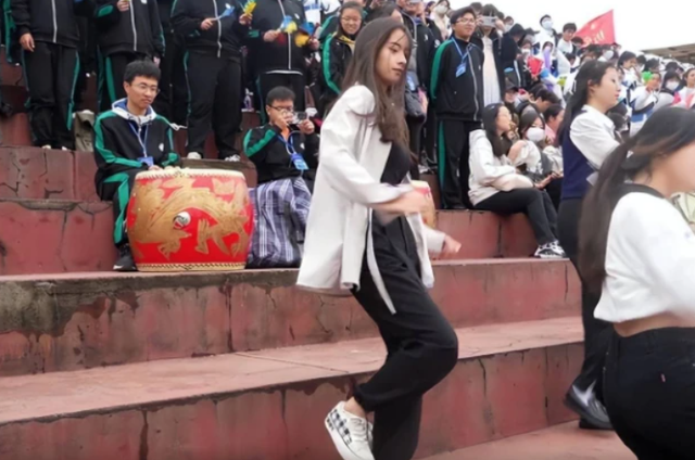 安师大“校花”当众秀热舞，不施粉黛也是焦点，男生还偷偷录像