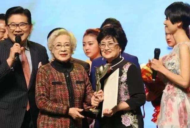 被周总理称为“中国最美女性”,已99岁的秦怡老了依旧如此美丽