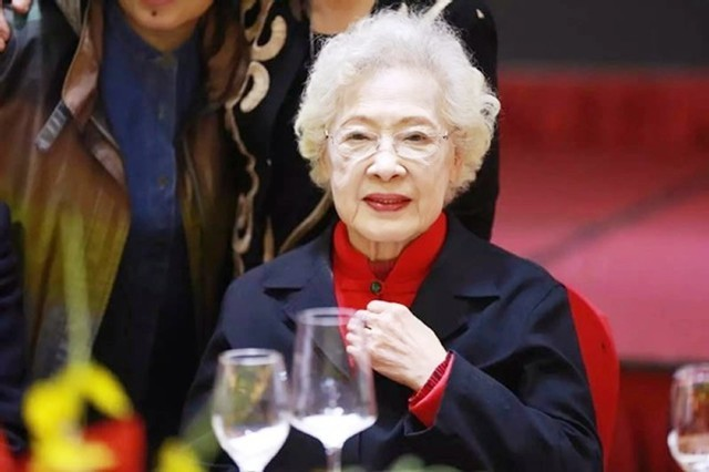 被周总理称为“中国最美女性”,已99岁的秦怡老了依旧如此美丽