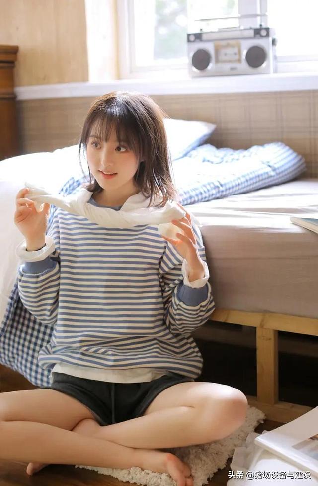 美女萝莉运动短裤美腿玉足室内个人写真