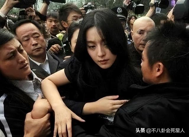 从柳岩到杨幂胸大也是烦恼?总被男星盯着胸看,参加综艺也不例外