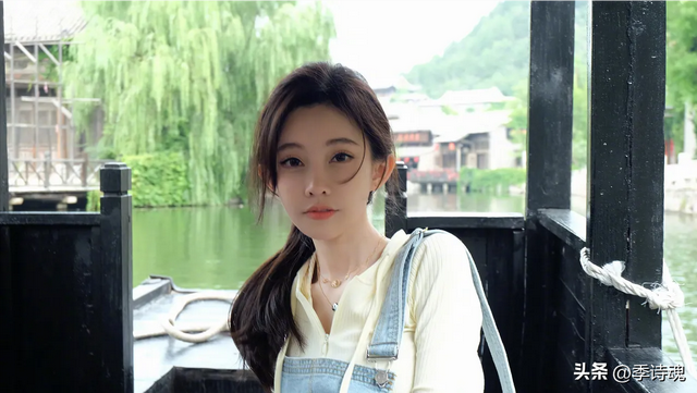 美女花王甩动着满头秀丽的长发玩弄着自己手掌心里面