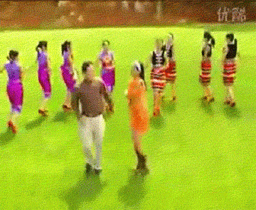 老外在youtube上手贱播放了云南神曲！何止辣眼睛，三观都辣穿了