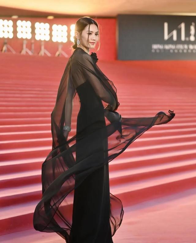香港这一夜，港娱女星风情万种，但可惜的是，有些人太像网红了
