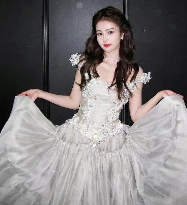 这一夜，张嘉倪美艳，关晓彤清凉，女明星的姿态万千，一眼沦陷