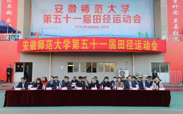 安师大“校花”当众秀热舞，不施粉黛也是焦点，男生还偷偷录像