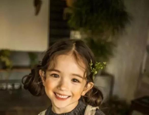 请问生这样的女儿有说明书吗?可爱混血萝莉 崔路易