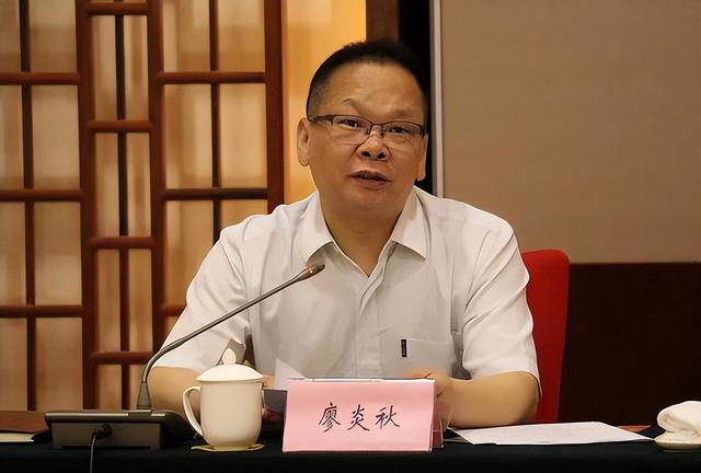 湖南“奢靡老虎”廖炎秋：住一晚宾馆花几万，饭局配年轻女秘书