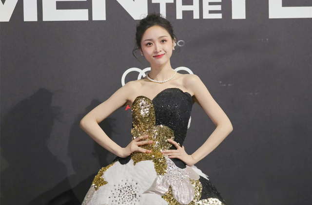 这一夜，张嘉倪美艳，关晓彤清凉，女明星的姿态万千，一眼沦陷