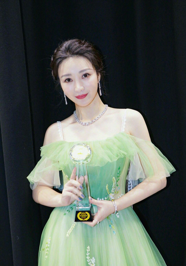 湖南盛产美人，6位湘籍女星，个个亭亭玉立，貌若天仙，千娇百媚