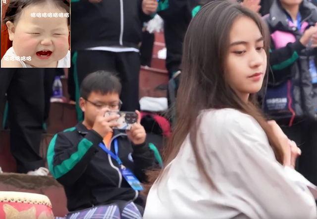 安师大“校花”当众秀热舞，不施粉黛也是焦点，男生还偷偷录像