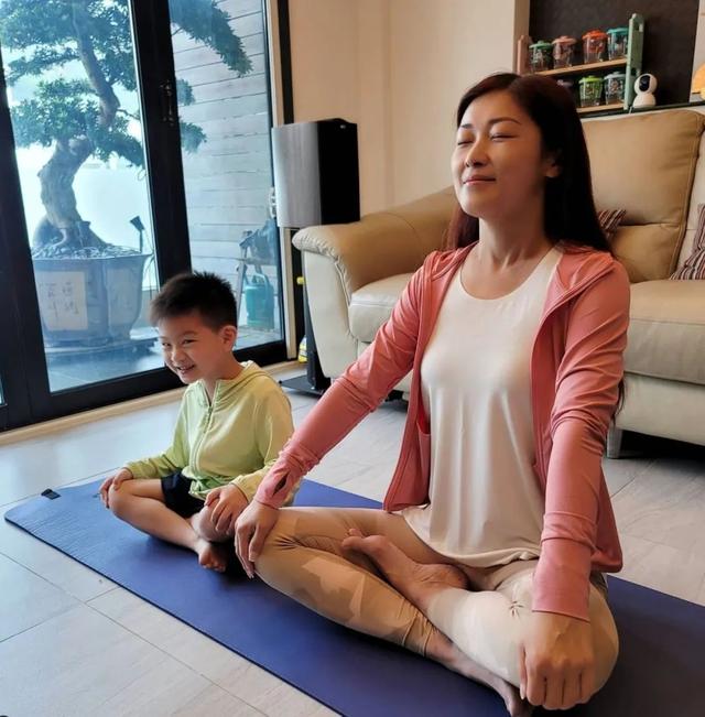 TVB前绿叶做足20年被逼走 转做网红收入丰厚！为丈夫连生三胎