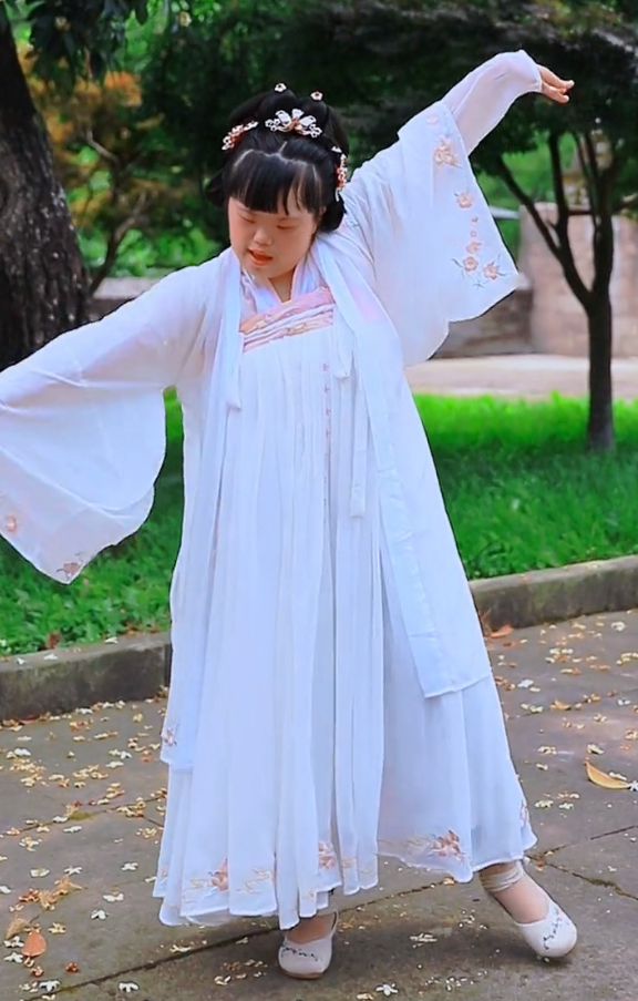 娜娜的乡村生活：母女凭温馨日常爆火，女儿患唐氏综合征依然自信