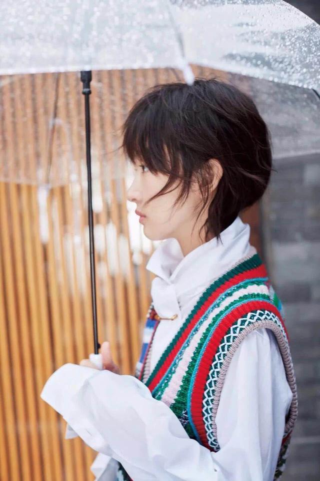 这背心神奇了，别的衣服最多不挑身材，它连性别都不挑，男女通杀