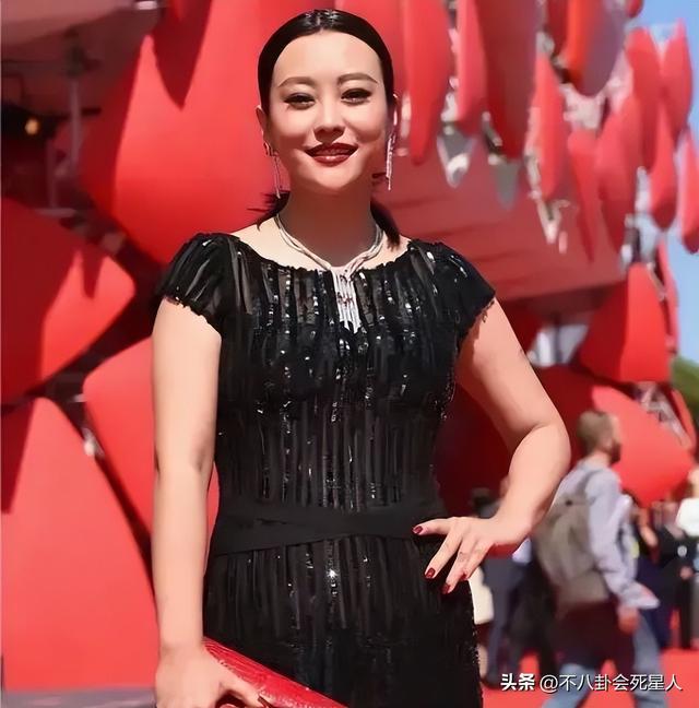 当胖女星穿紧身裙，太过丰满，肥肉都被勒出来了