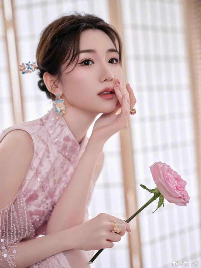 毛晓彤央视元宵晚会造型 穿粉色露背高开叉裙优雅高贵 风情妩媚