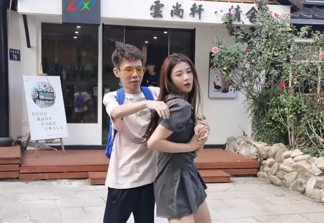 全场最矮的男人魅力有多大？张嘉文被美女“玩弄”，网友羡慕死了