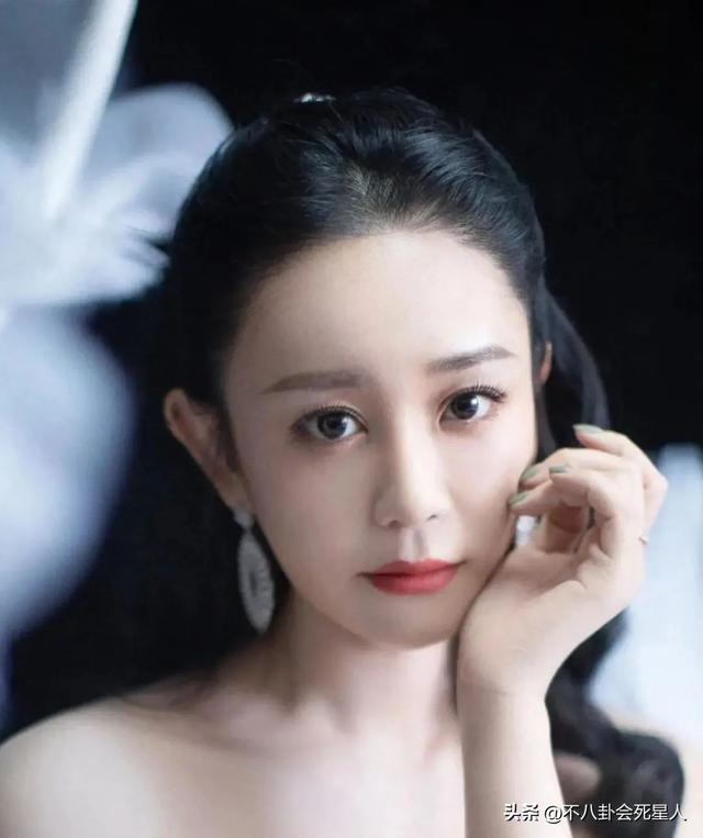 当胖女星穿紧身裙，太过丰满，肥肉都被勒出来了