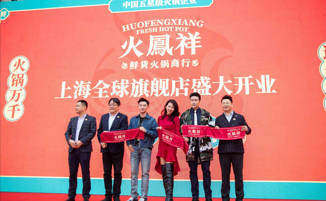 蔡少芬高调亮相，红裙长靴173比例惊人，腰线比178郑恺还高