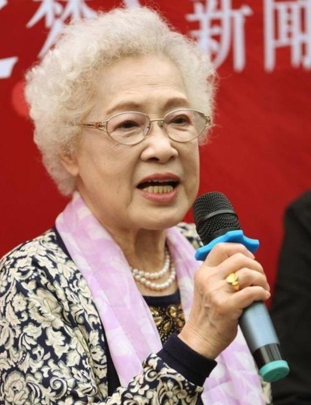 被周总理称为“中国最美女性”,已99岁的秦怡老了依旧如此美丽