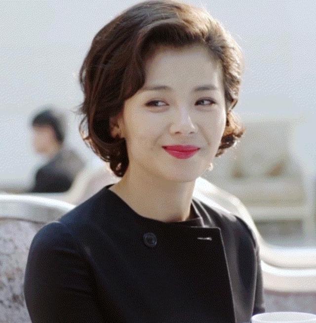 三四十岁以后女人，头发稀疏，建议烫这3种短发发型，洋气显发量