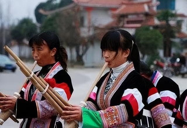 超女何洁:一场互撕的婚姻,3个孩子2个爹,她到底想要什么呢?