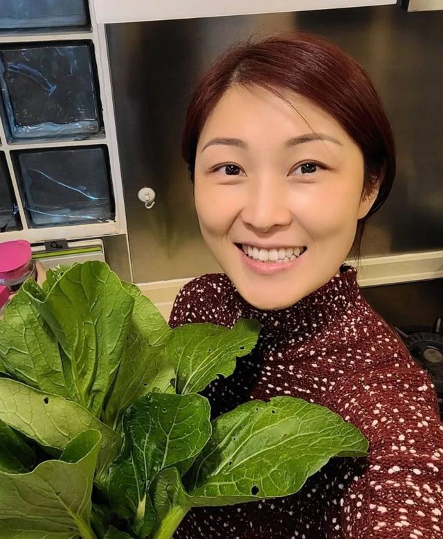TVB前绿叶做足20年被逼走 转做网红收入丰厚！为丈夫连生三胎
