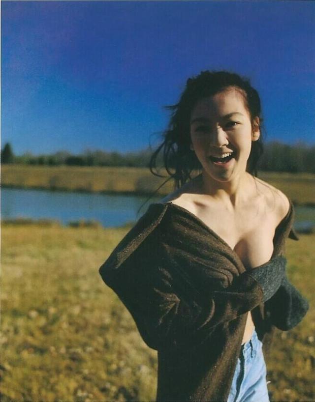 林熙蕾早年大尺度写真 轻解内衣双峰傲人