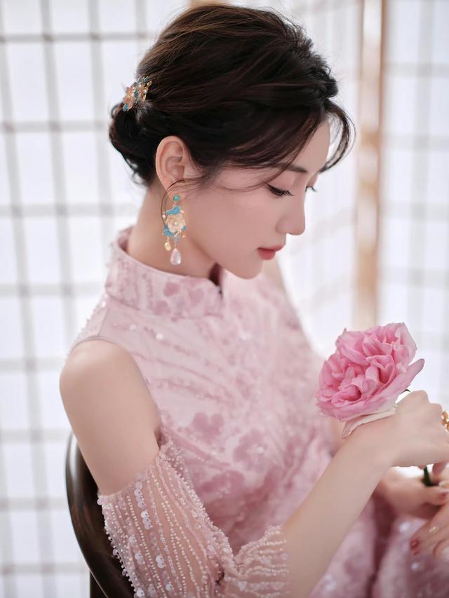 毛晓彤央视元宵晚会造型 穿粉色露背高开叉裙优雅高贵 风情妩媚