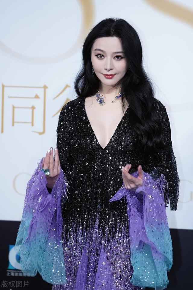 这一夜，女星红毯争春！戴169万珠宝，艳似美女蛇，浓颜系赢麻了