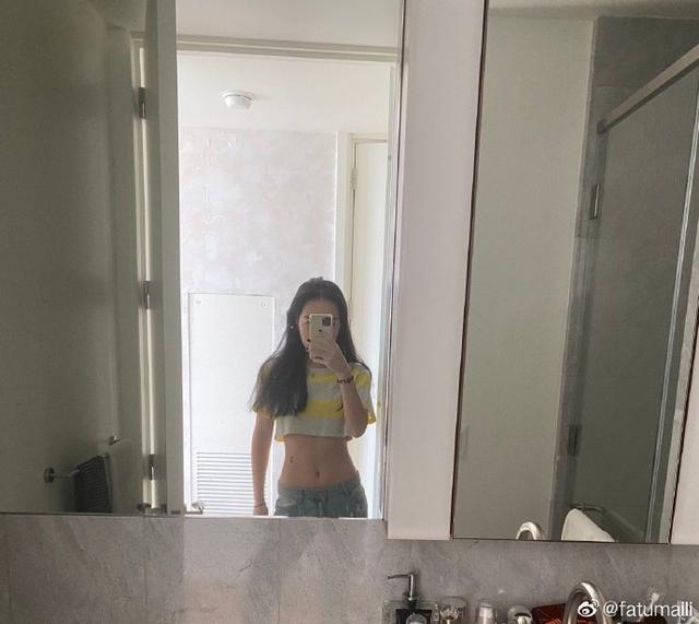 李咏18岁女儿晒性感照，深v领露脐装成熟妩媚，哈文转发力挺女儿