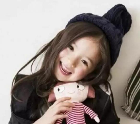 请问生这样的女儿有说明书吗?可爱混血萝莉 崔路易