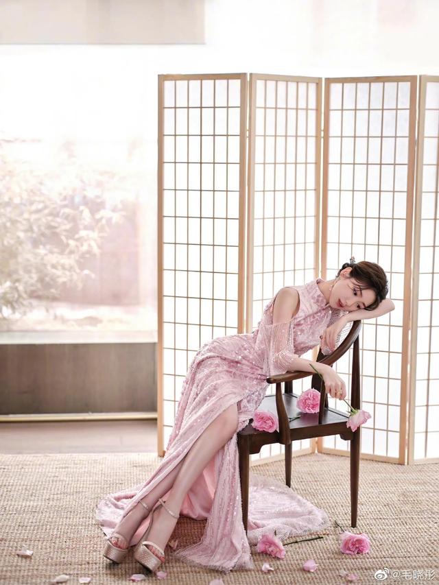 毛晓彤央视元宵晚会造型 穿粉色露背高开叉裙优雅高贵 风情妩媚