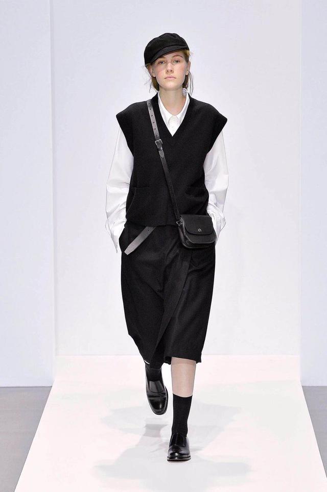 这背心神奇了，别的衣服最多不挑身材，它连性别都不挑，男女通杀