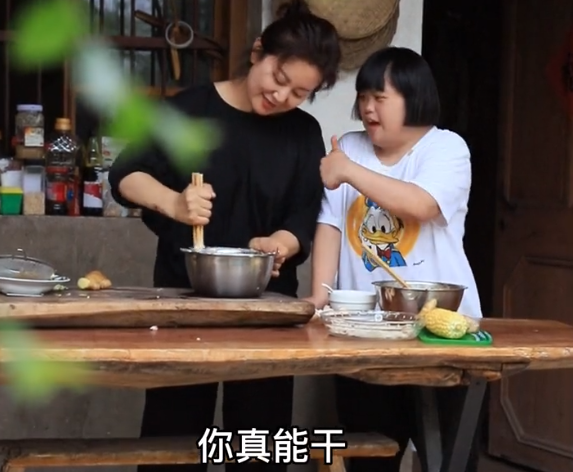 娜娜的乡村生活：母女凭温馨日常爆火，女儿患唐氏综合征依然自信