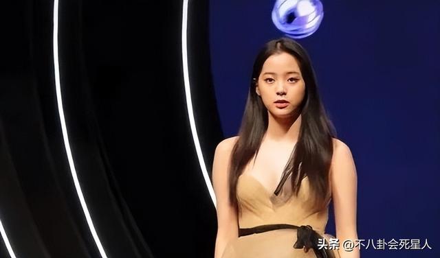当胖女星穿紧身裙，太过丰满，肥肉都被勒出来了