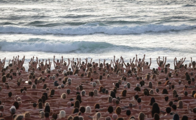 悉尼海滩大型人体艺术:2500人裸体呼唤对皮肤癌的认识