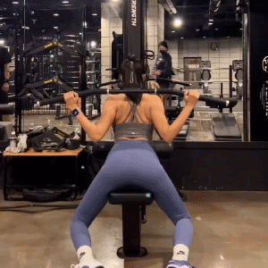 80后美女主持人“跳钢管舞”视频引热议