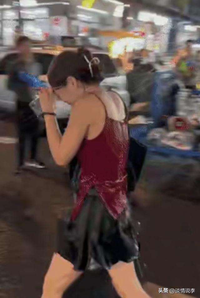 云南泼水节不雅事件，女生生理期被撕雨衣，微胖女子被围攻