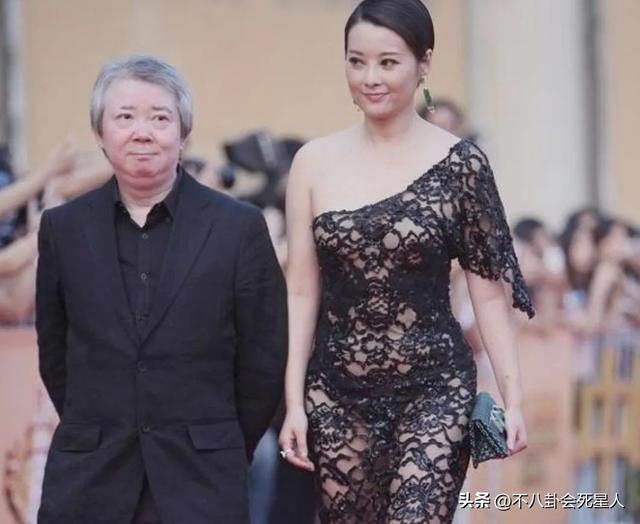 当胖女星穿紧身裙，太过丰满，肥肉都被勒出来了