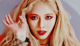 泫雅舞台上掀裙露出底裤:性感不是骚,别再露了